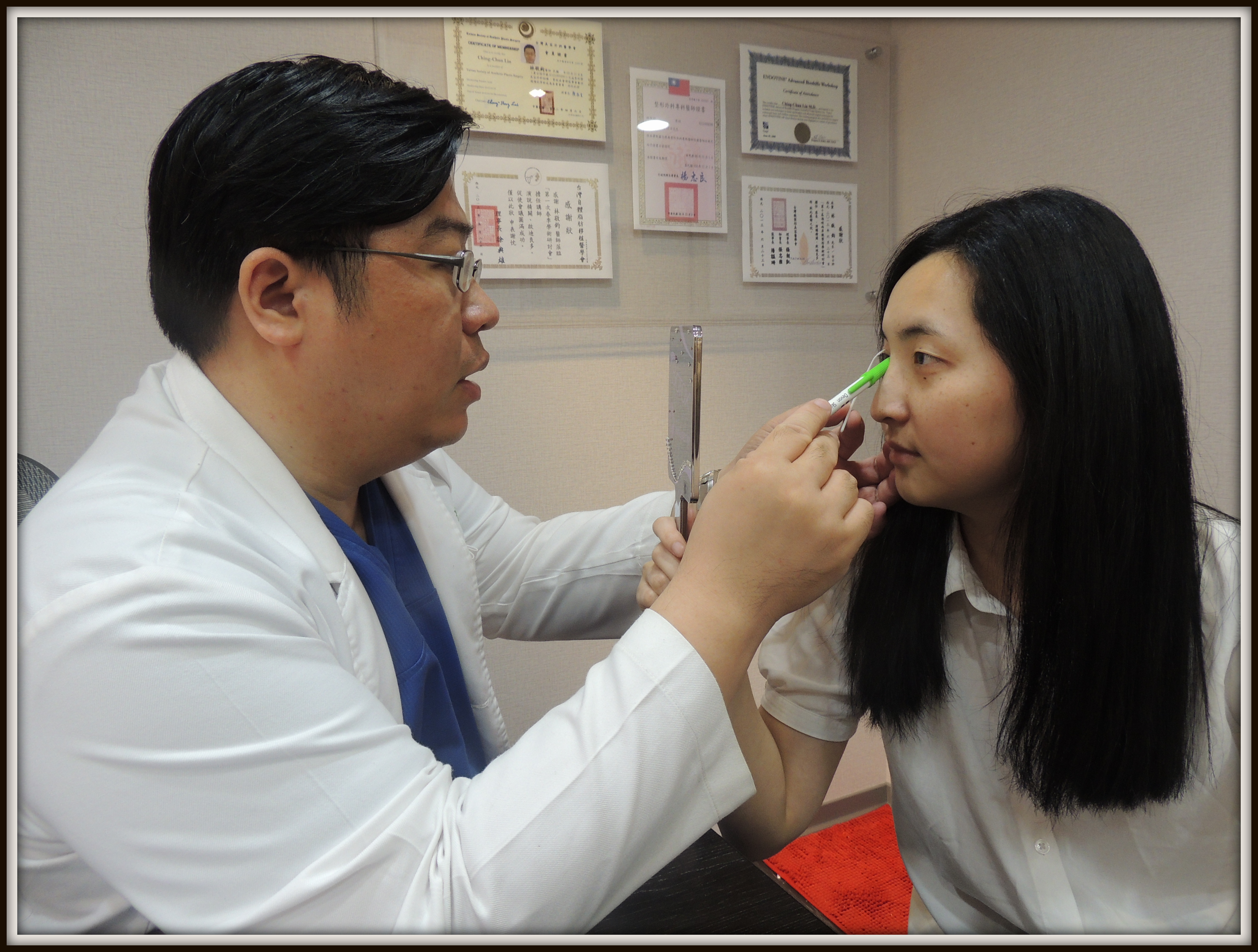 林敬鈞醫師進行雙眼皮手術模擬與術前諮詢