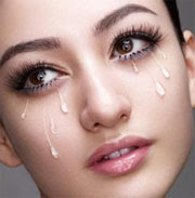 種假睫毛在縫雙眼皮時可能不慎掉入眼中造成不舒服