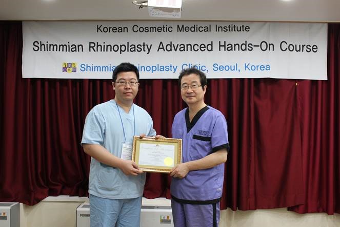林醫師特別赴韓國鄭東學醫師心美眼診所引進敲鼻骨所需的特殊敲鼻骨器械